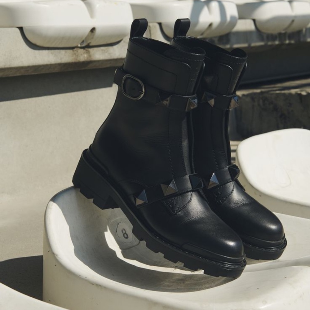 Valentino Garavani Roman Rockstud Black Leather Combat Boots size 37 US 7 NIB - Picture 2 of 16